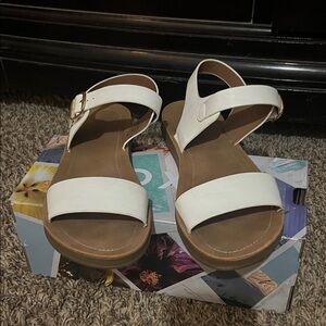 Universal Thread White and Tan Sandals